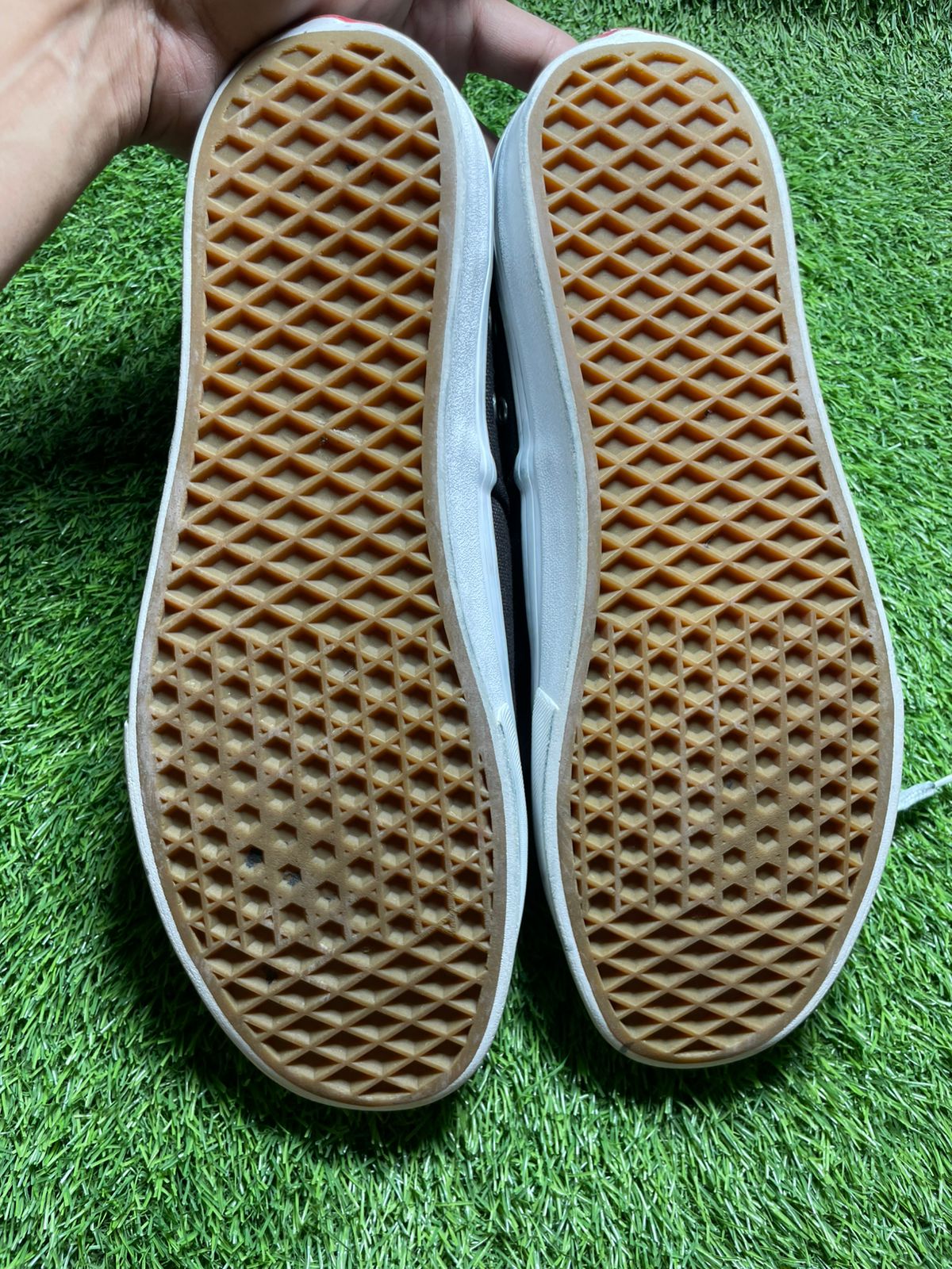 Black Vans Low Top (42.5 / 8.5 )