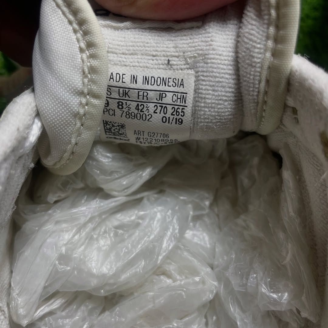 Orginal Adidas Shoes Size (42.5)