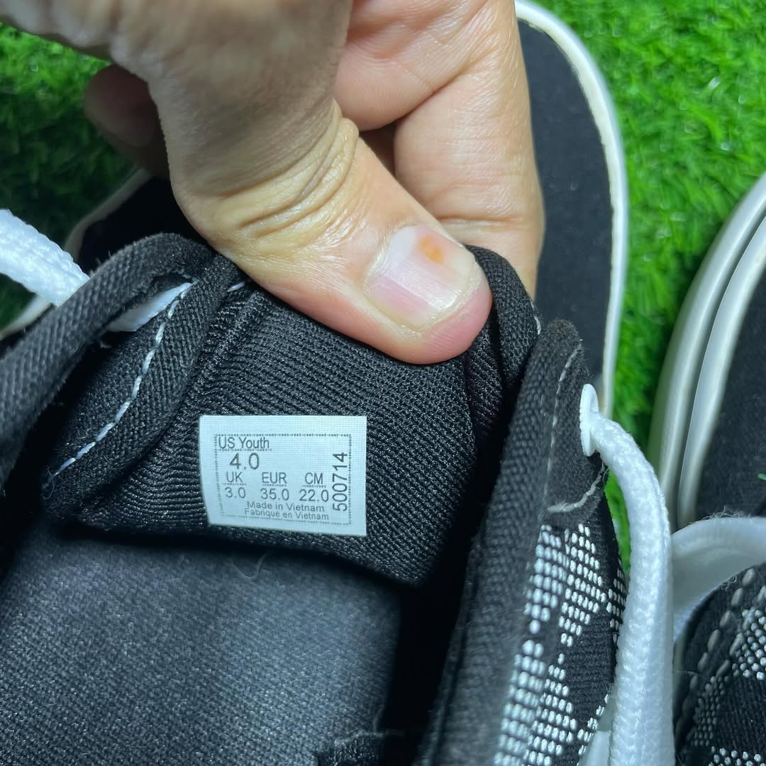 Black Vans Low Top(Size 35 / 4.5)