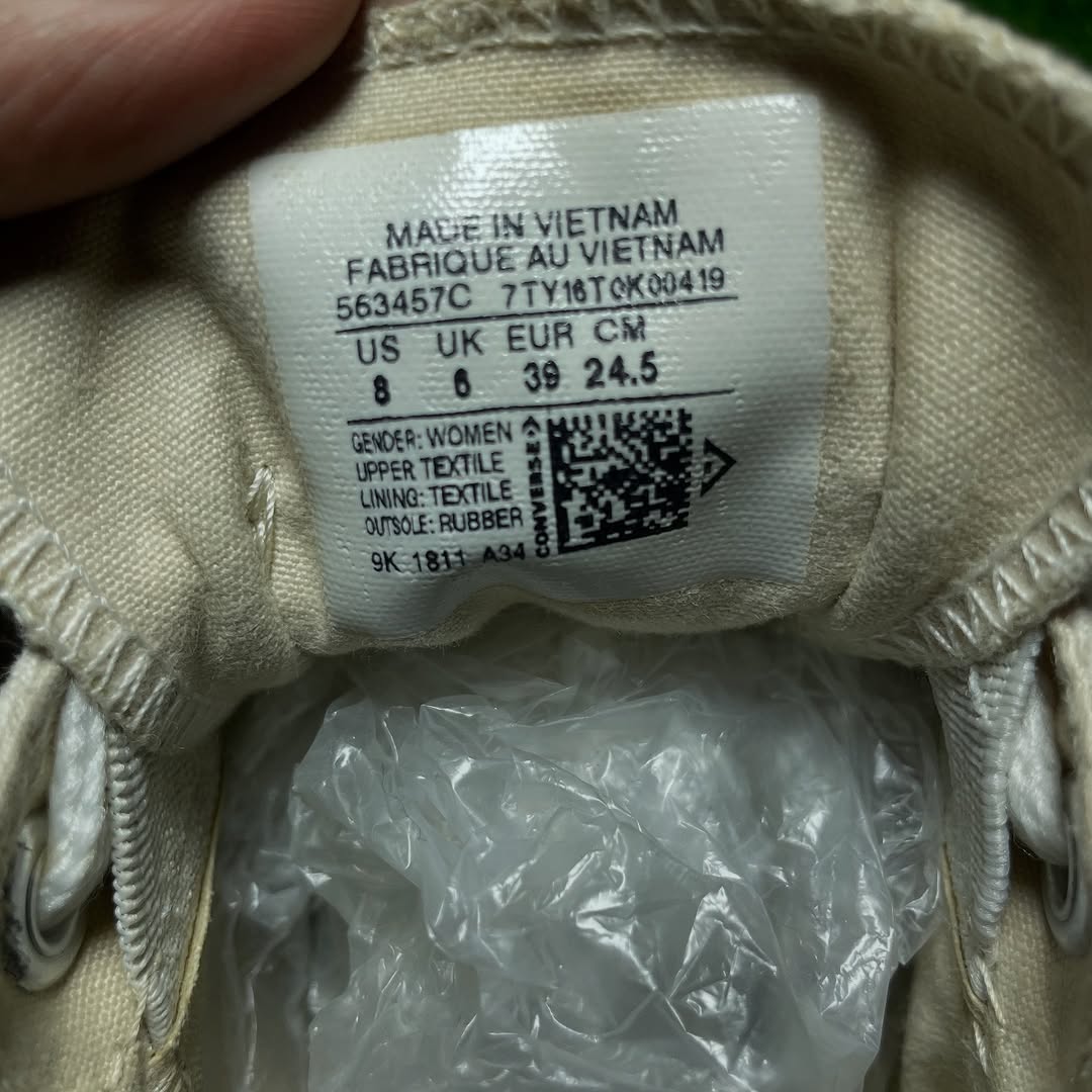 Beige Converse Low Top (Size 39 / 8)