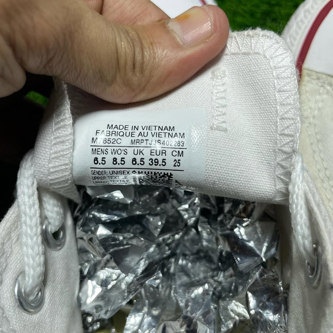 White Converse Low Top(Size 39 - 39.5 / 8)