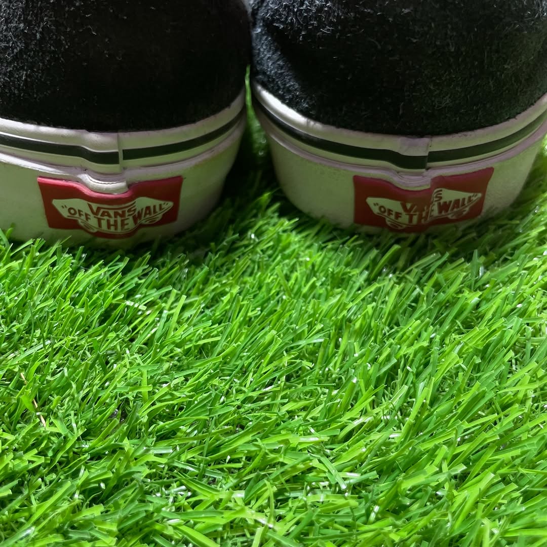 Black Vans Low Top (Size 40 / 8.5)