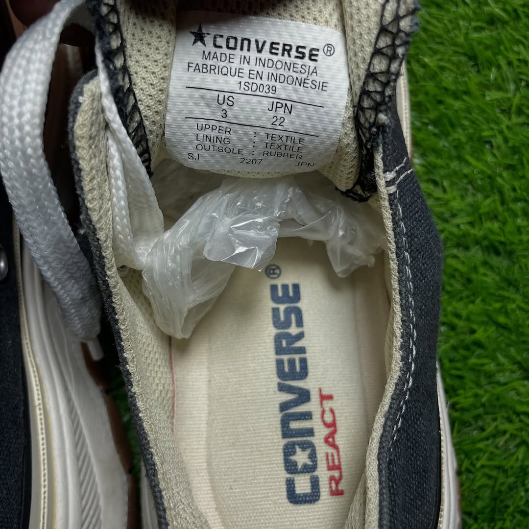 Black Converse Low Top (39 / 8)