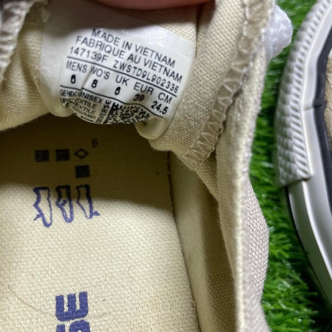 Beige Converse Low Top(Size 39 / 8)