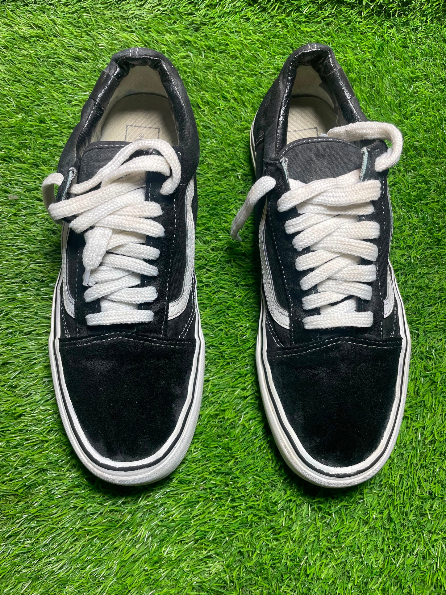 Black Vans Low Top (42.5 / 8.5 )