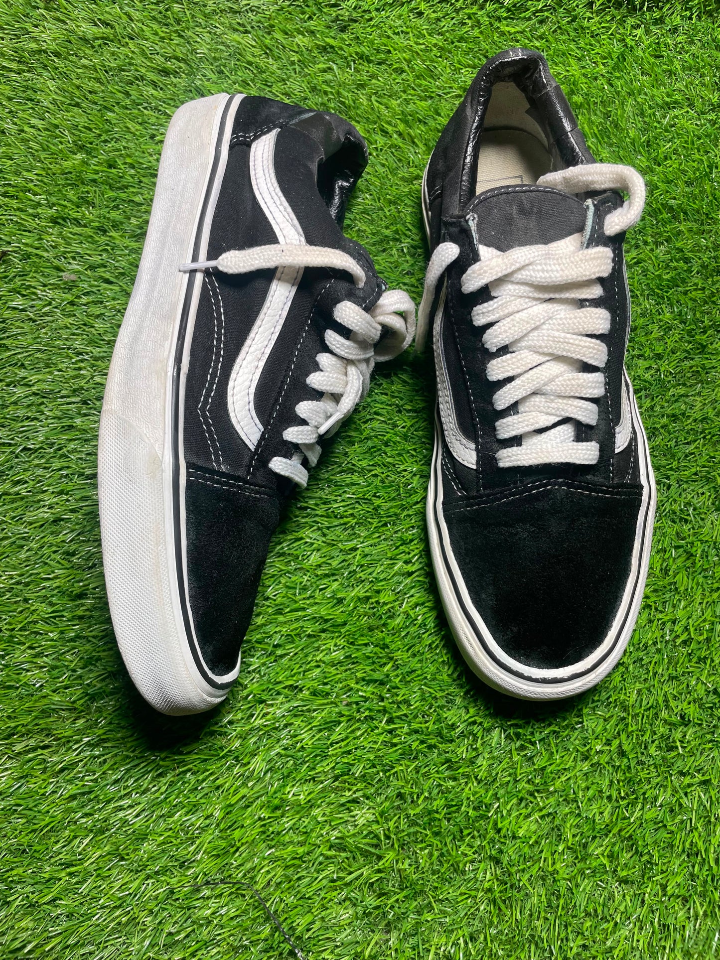 Black Vans Low Top (42.5 / 8.5 )