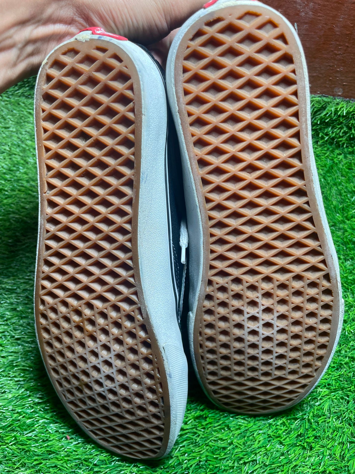 Black Vans Low Top (42.5 / 8.5 )
