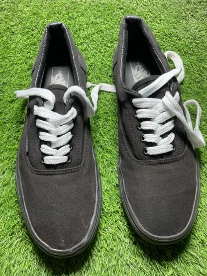 Black Vans Low Top (43 / 8.5 )