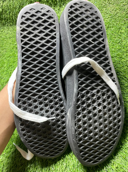 Black Vans Low Top (43 / 8.5 )