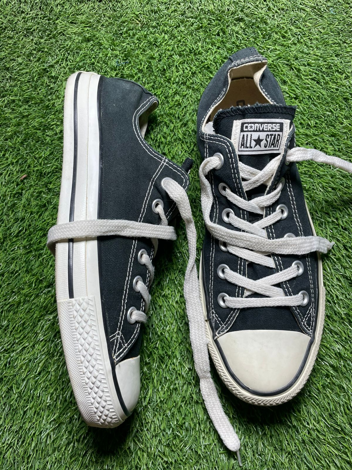 Black Converse Low Top ( 41.5-42 / 7.5 )