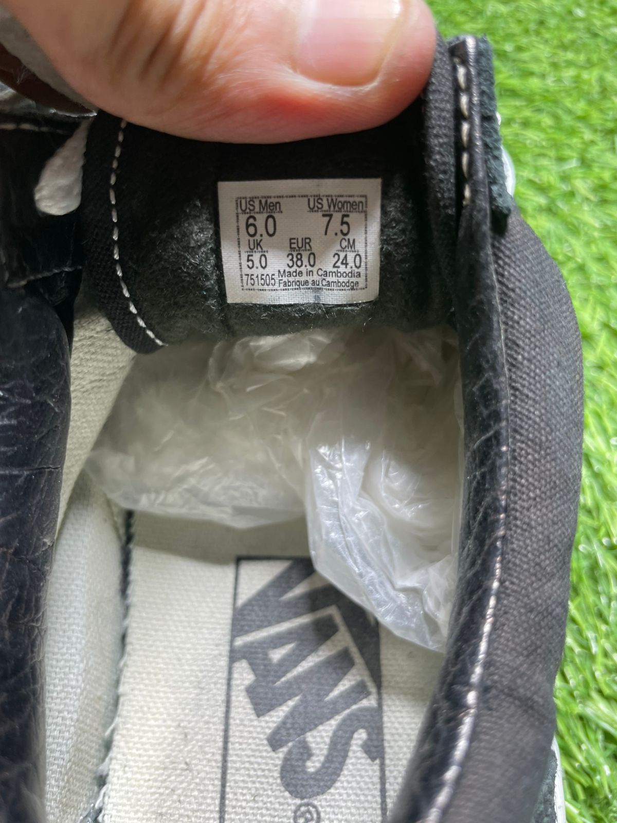 Black & White Vans Low Top (Size 38 / 5.5 )