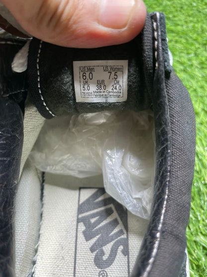 Black & White Vans Low Top (Size 38 / 5.5 )