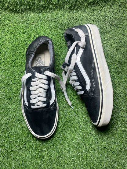Black Vans Low Top (40 / 6.5)