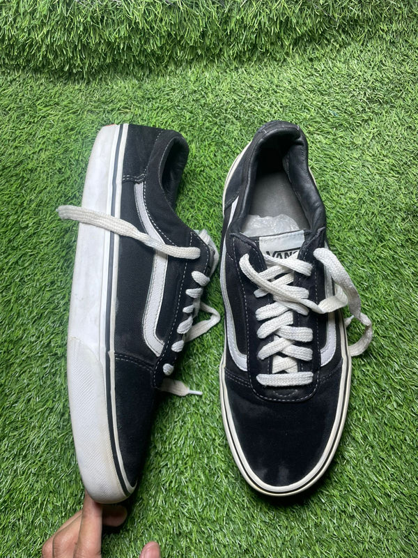 Black Vans Low Top (43 / 8.5 )
