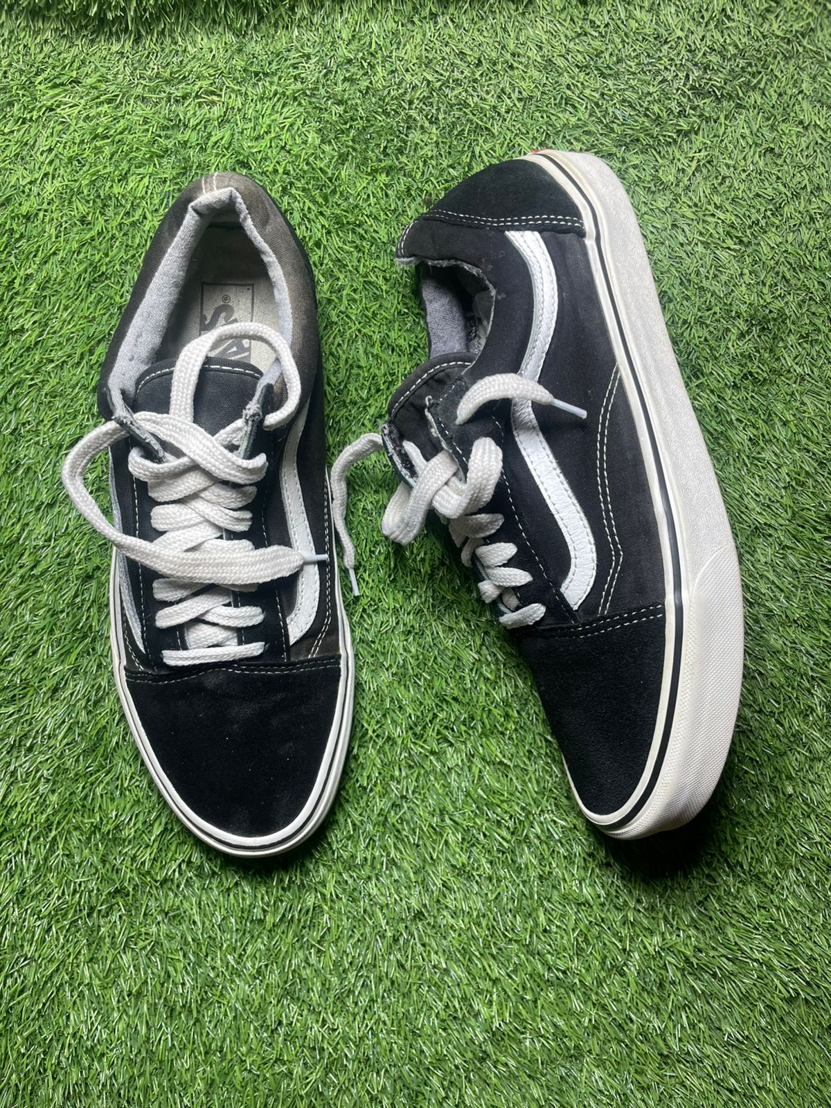Black Vans Low Top (43 / 8.5 )