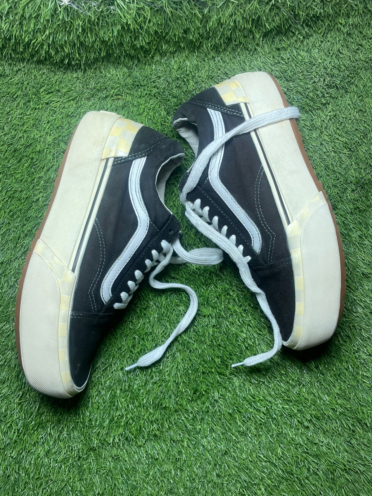 Black Vans Low Top (40 / 6.5)