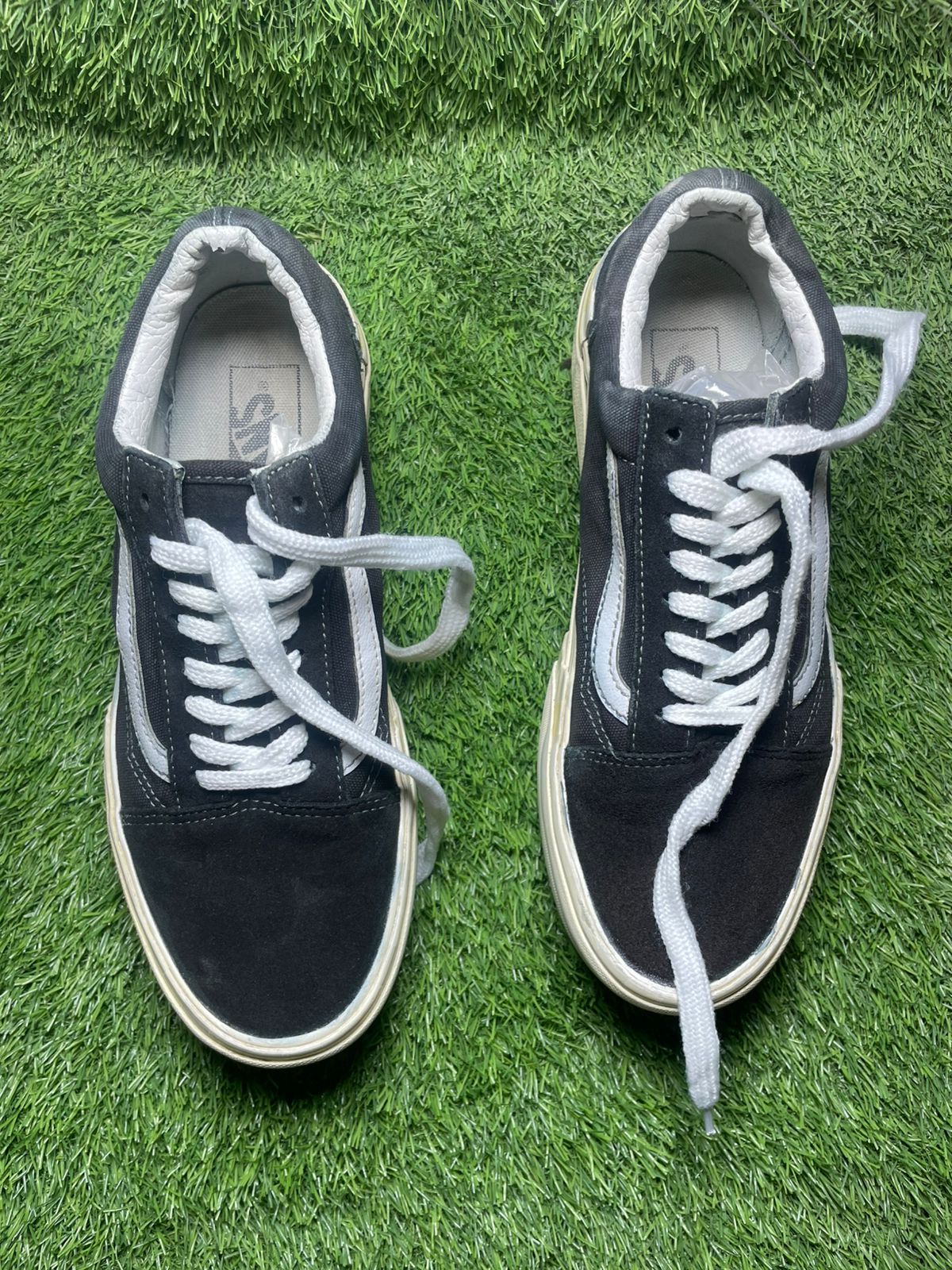 Black Vans Low Top (40 / 6.5)
