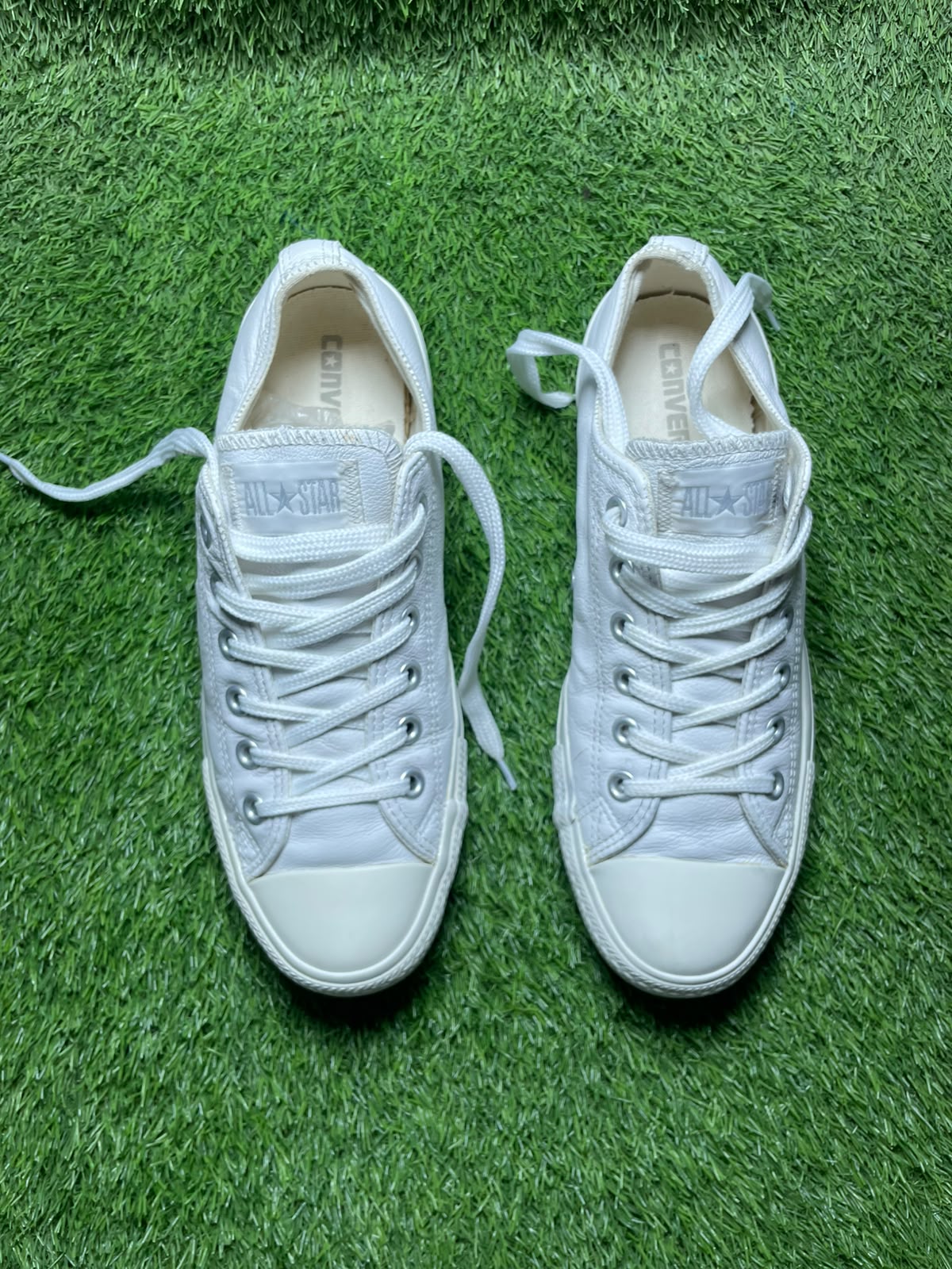 White Converse Low Top ( Size 41 / 7.5 )