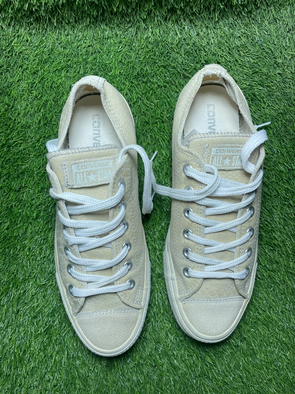 White Converse Low Top (Size 41 / 7.5 )