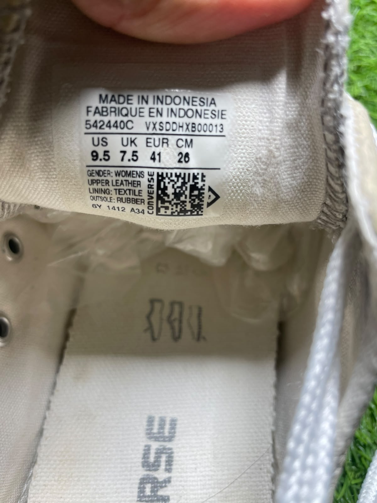 White Converse Low Top (Size 41 / 7.5 )