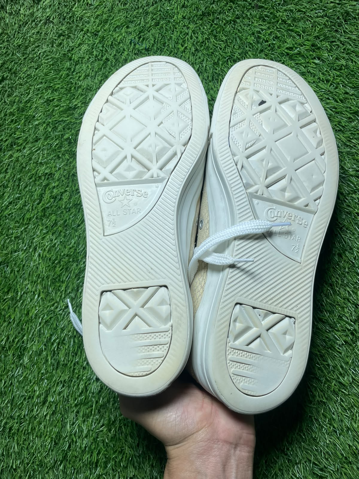 White Converse Low Top (Size 41 / 7.5 )