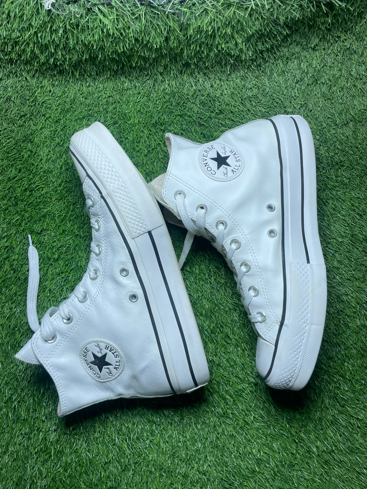 WHITE Converse High Top ( 41 / 7.5 )