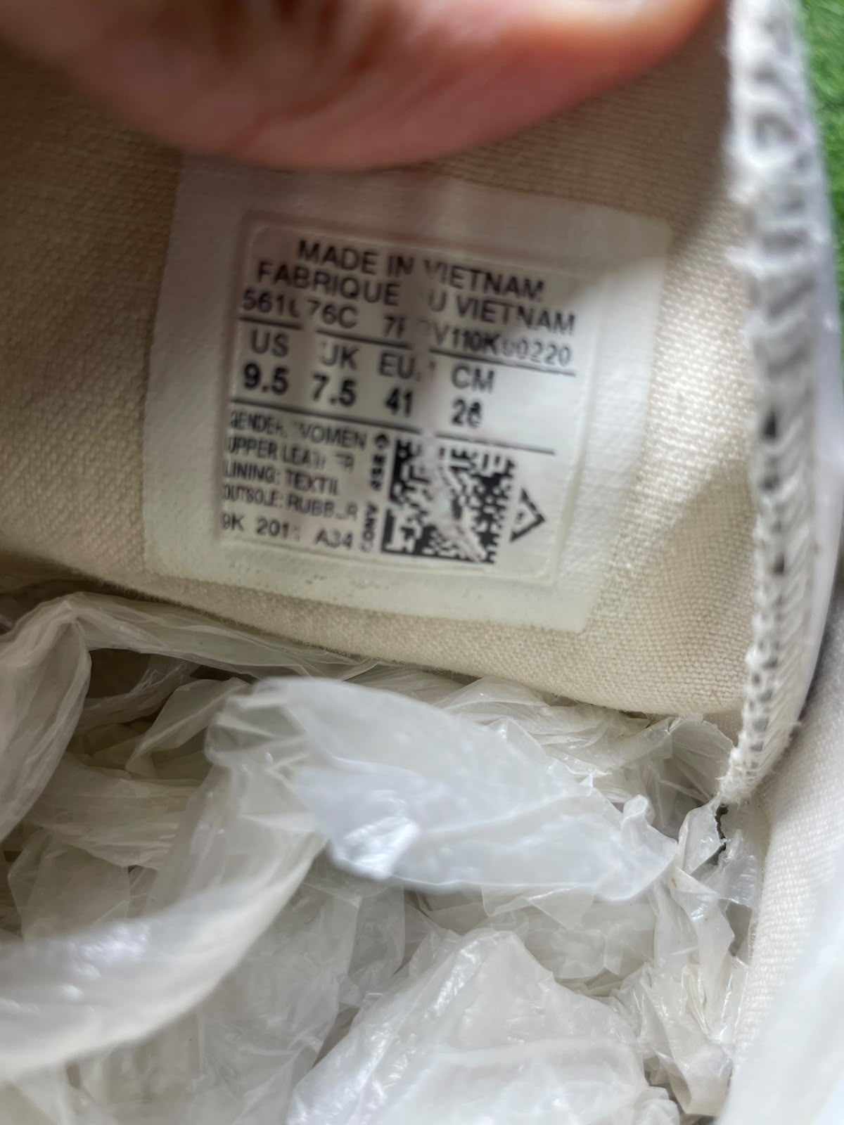 WHITE Converse High Top ( 41 / 7.5 )