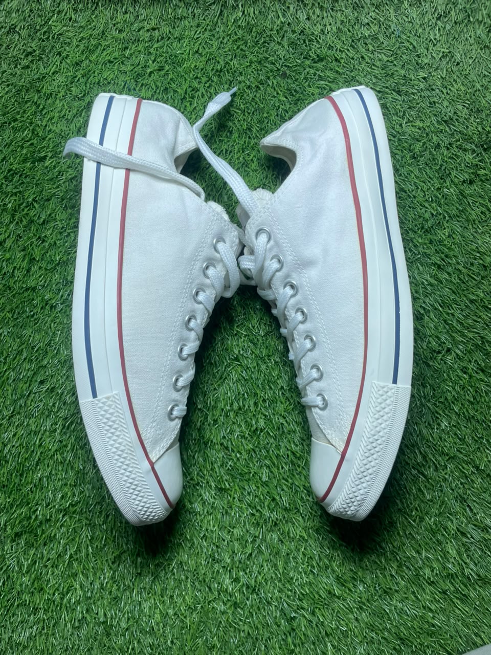 WHITE Converse Low Top ( 44 / 10 )