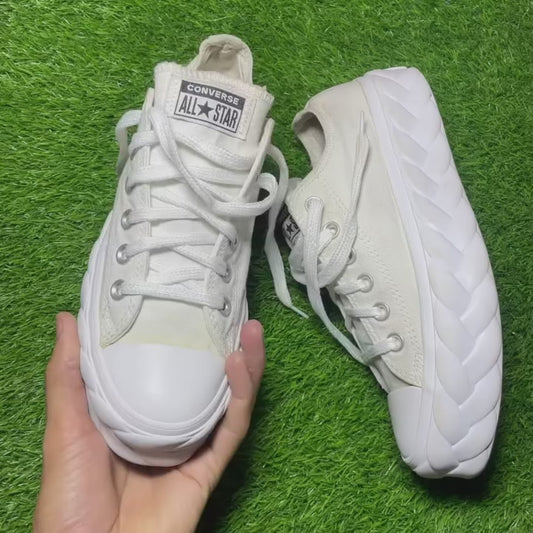 Beige Converse Low Top (37.5 / 6.5)