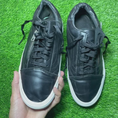 Black Vans Low Top (42.5 / 10.5)