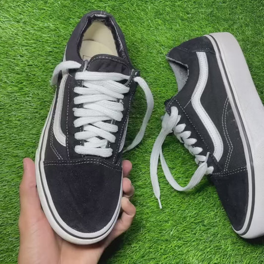 Black Vans Low Top (40 / 8.5)