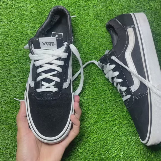 Black Vans Low Top (41 / 9)
