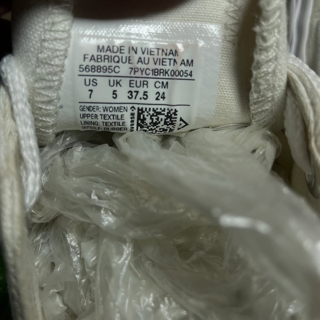 Beige Converse Low Top (37.5 / 6.5)