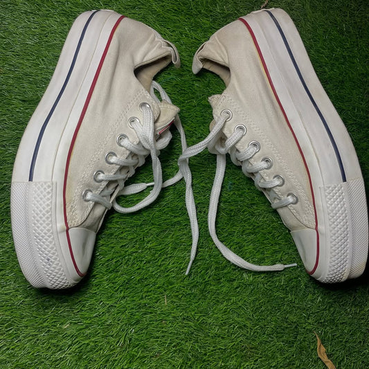 Beige Converse Low Top (Size 39 / 8)