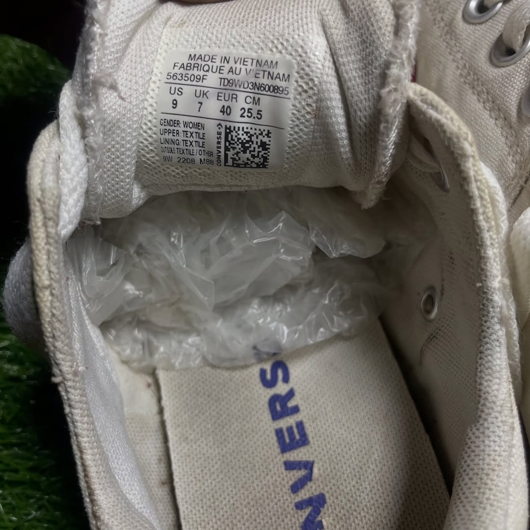 Beige Converse Low Top (40 / 8.5)