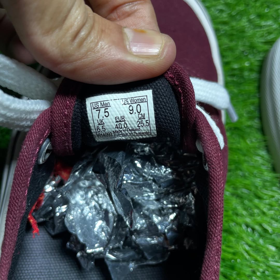 Red Vans Low Top(Size 40 / 8.5)