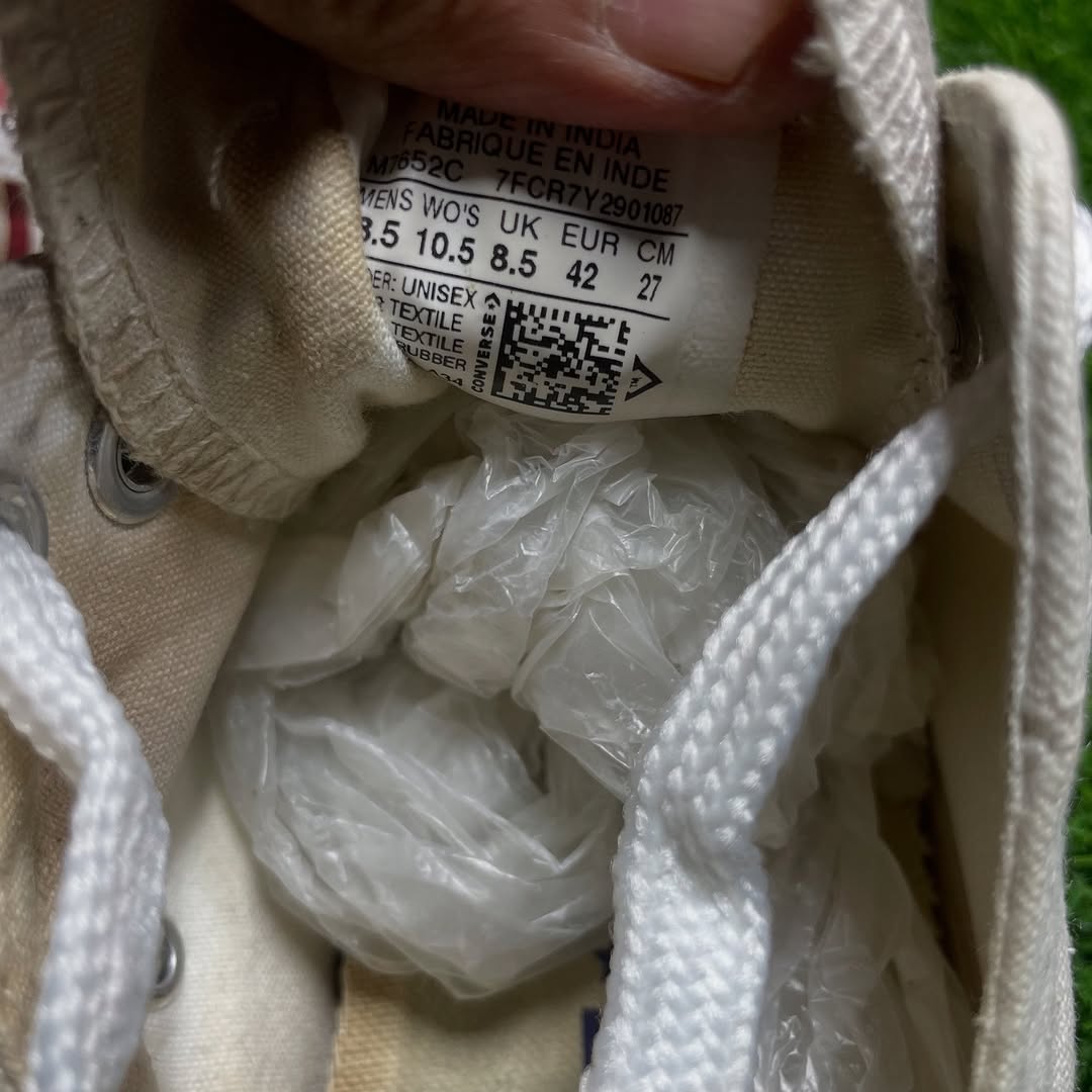 Beige Converse Low Top (42 / 10)