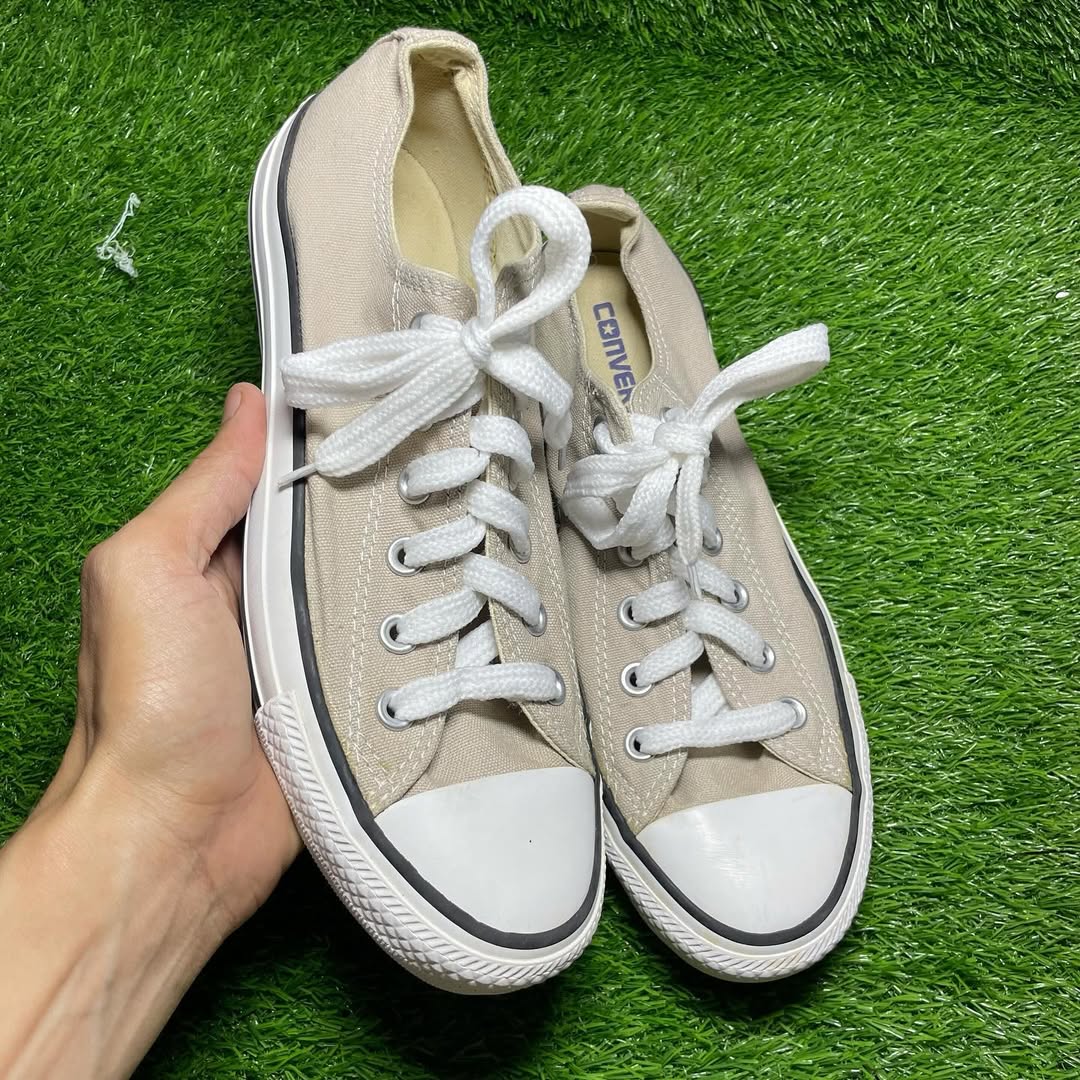 Beige Converse Low Top(Size 39 / 8)
