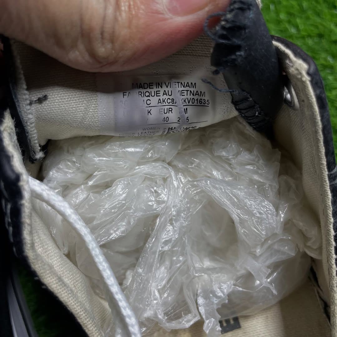 Black Converse Low Top (40 / 8.5)