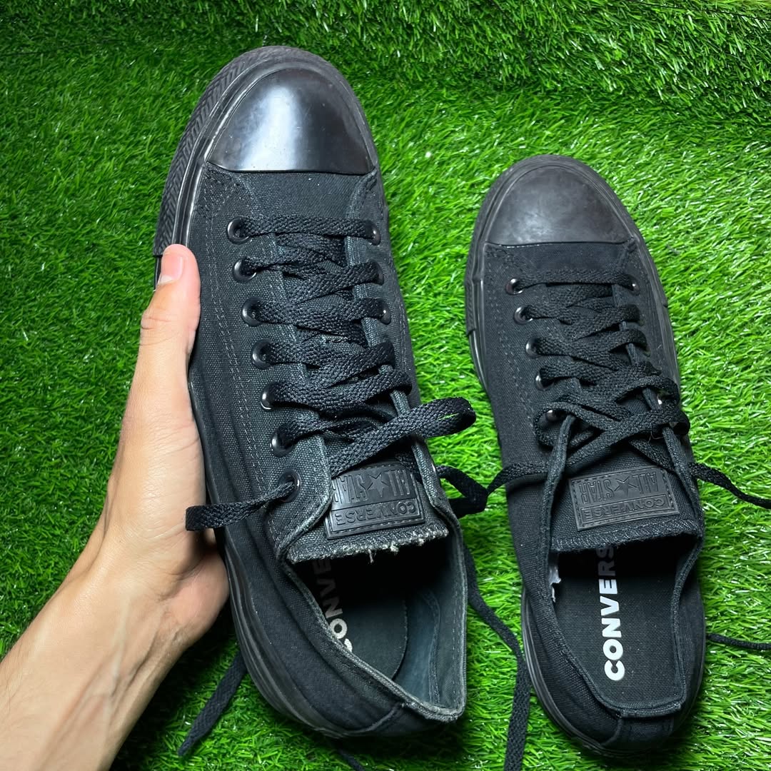 Black Converse Low Top (Size 42 / 10)