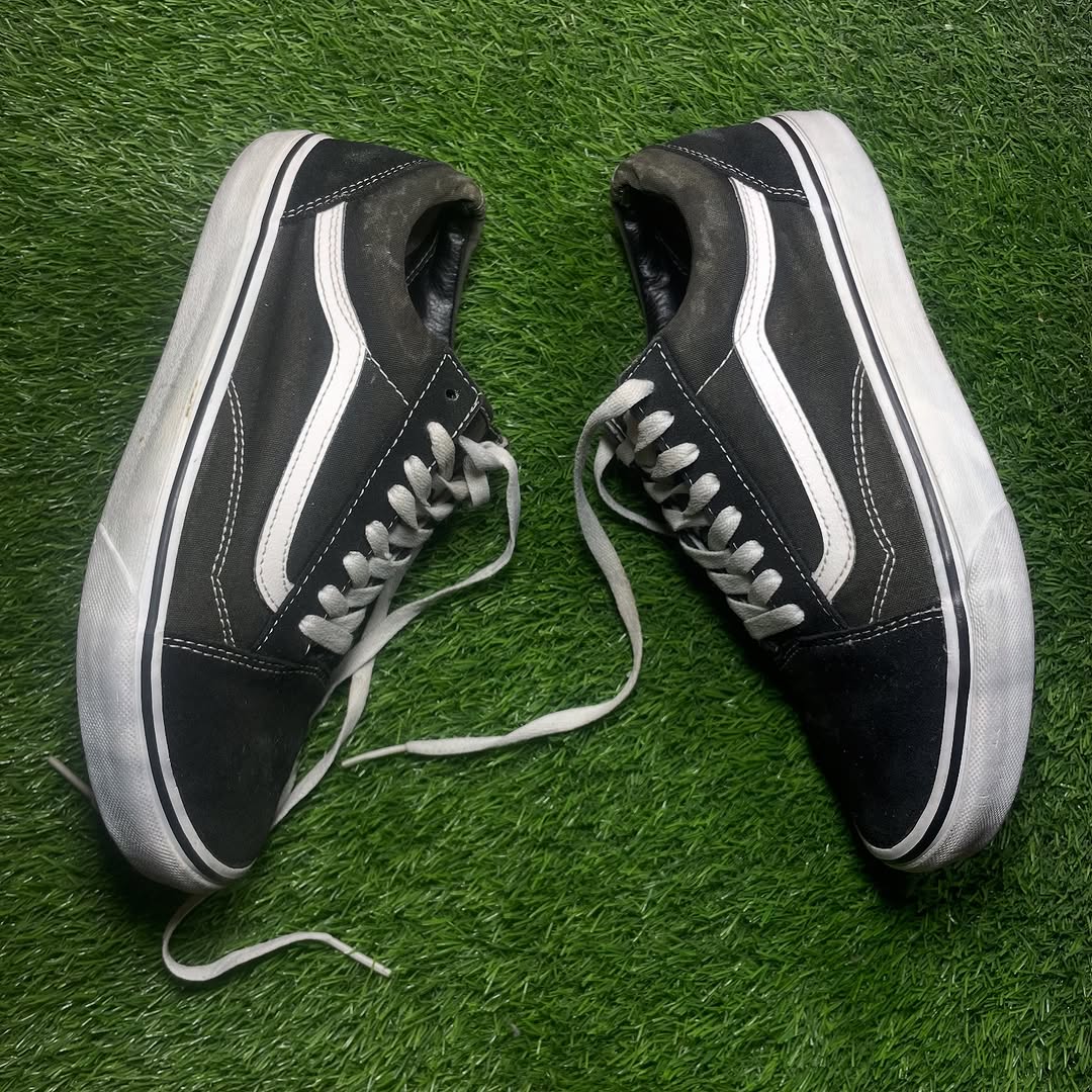 Black Vans Low Top (40 / 8.5)