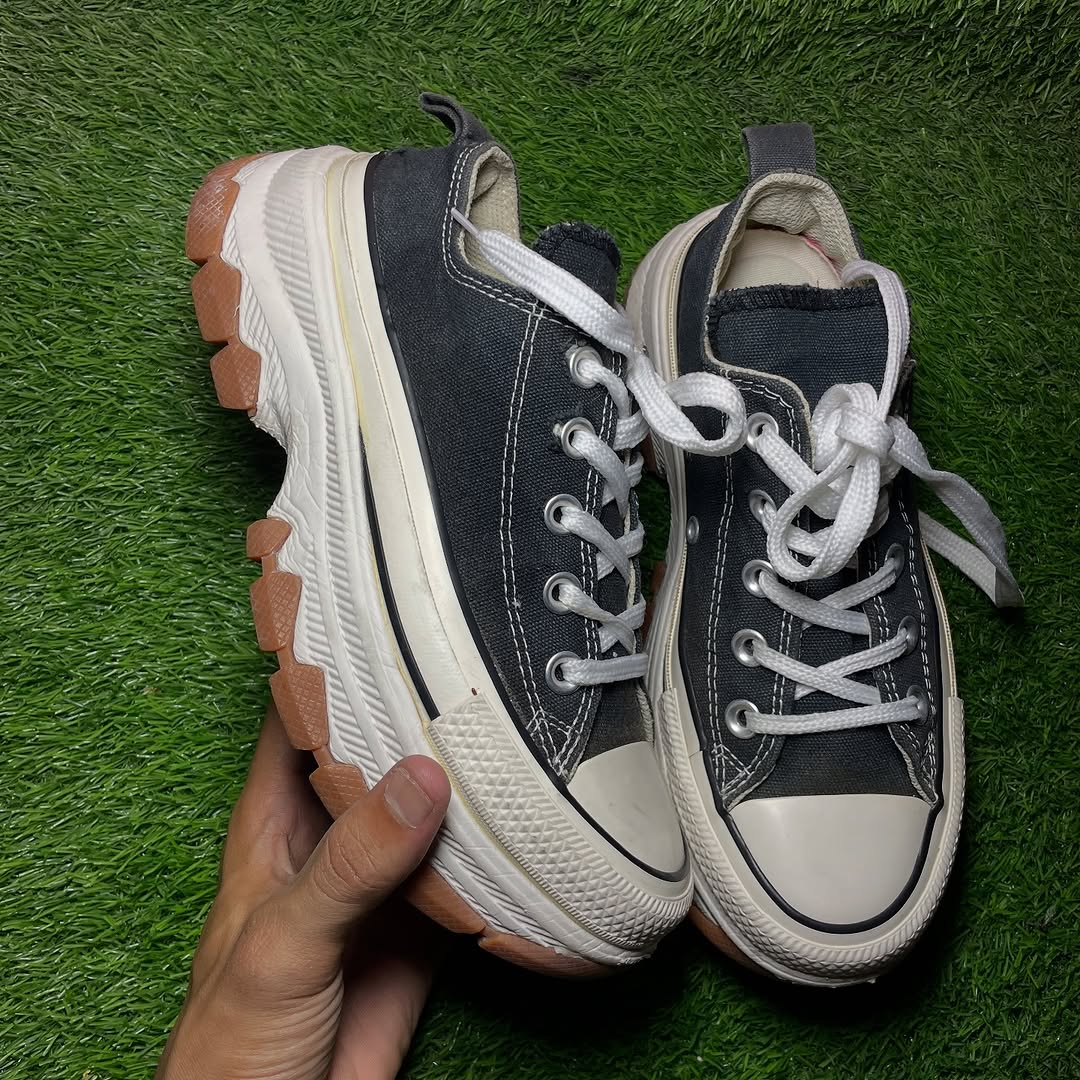 Black Converse Low Top (39 / 8)