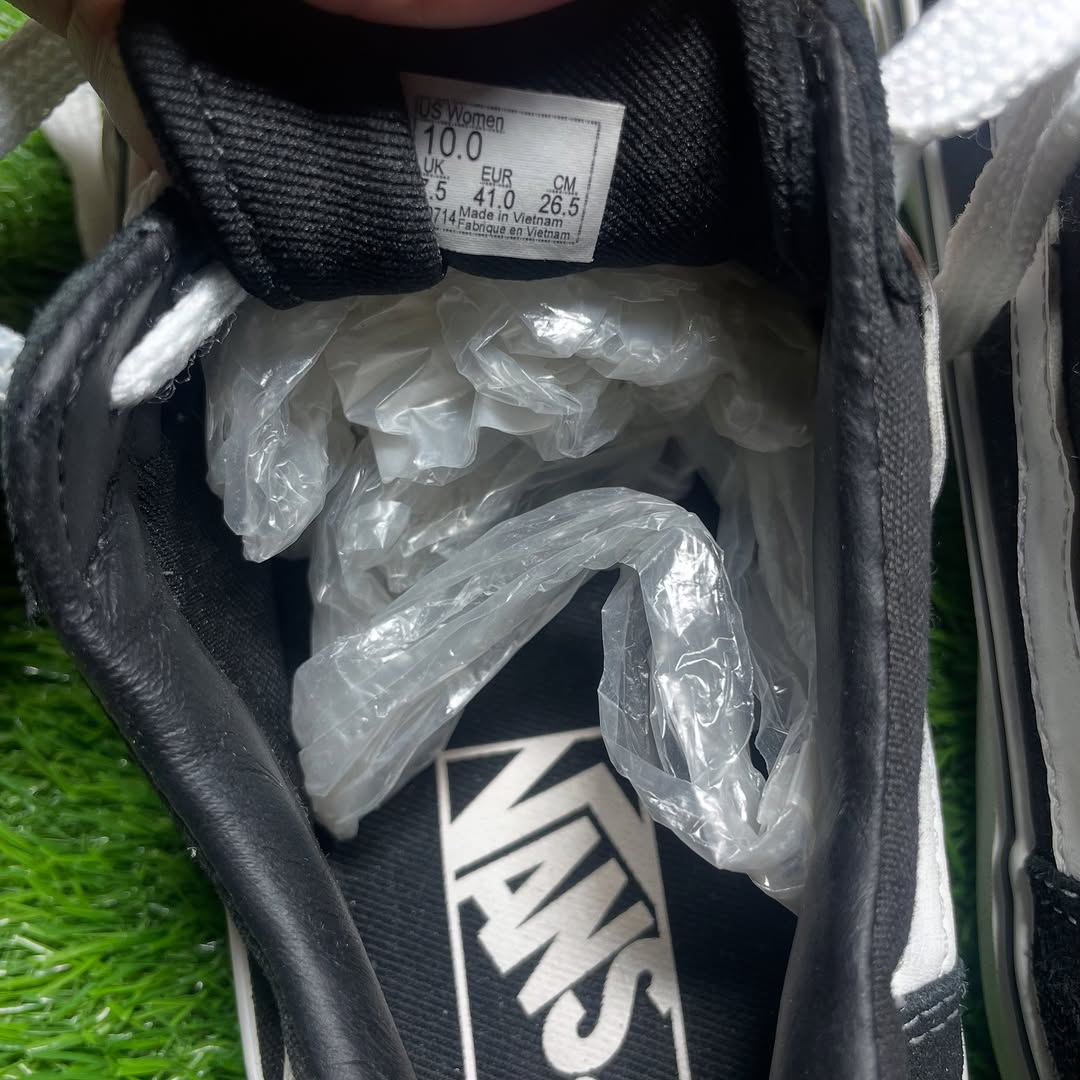 Black Vans Low Top (41 / 9)