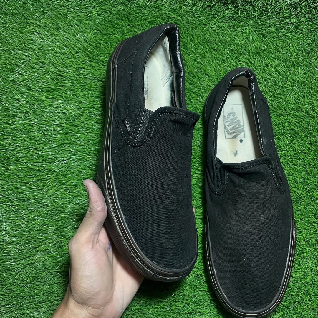 Black Vans Low Top (42.5 / 10.5)