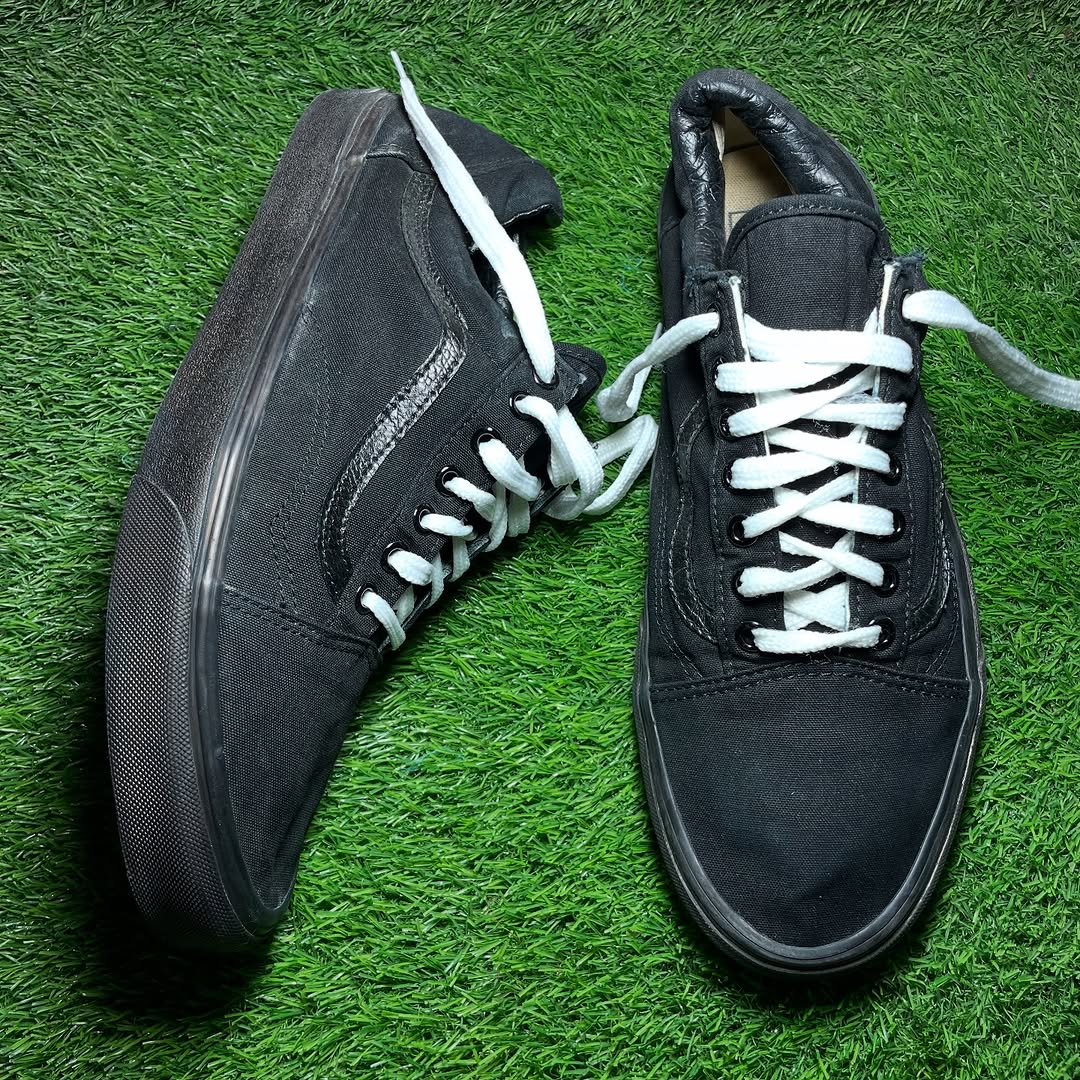 Black Vans Low Top (44.5 / 12.5)