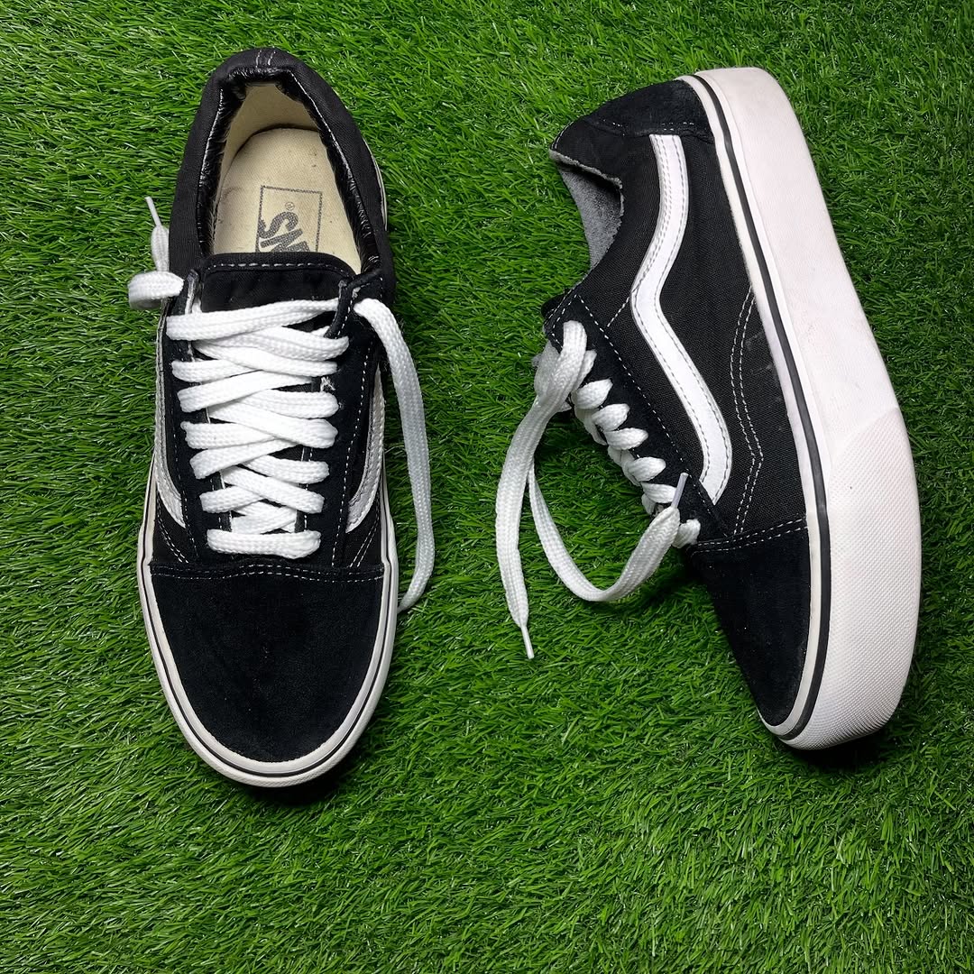 Black Vans Low Top (40 / 8.5)