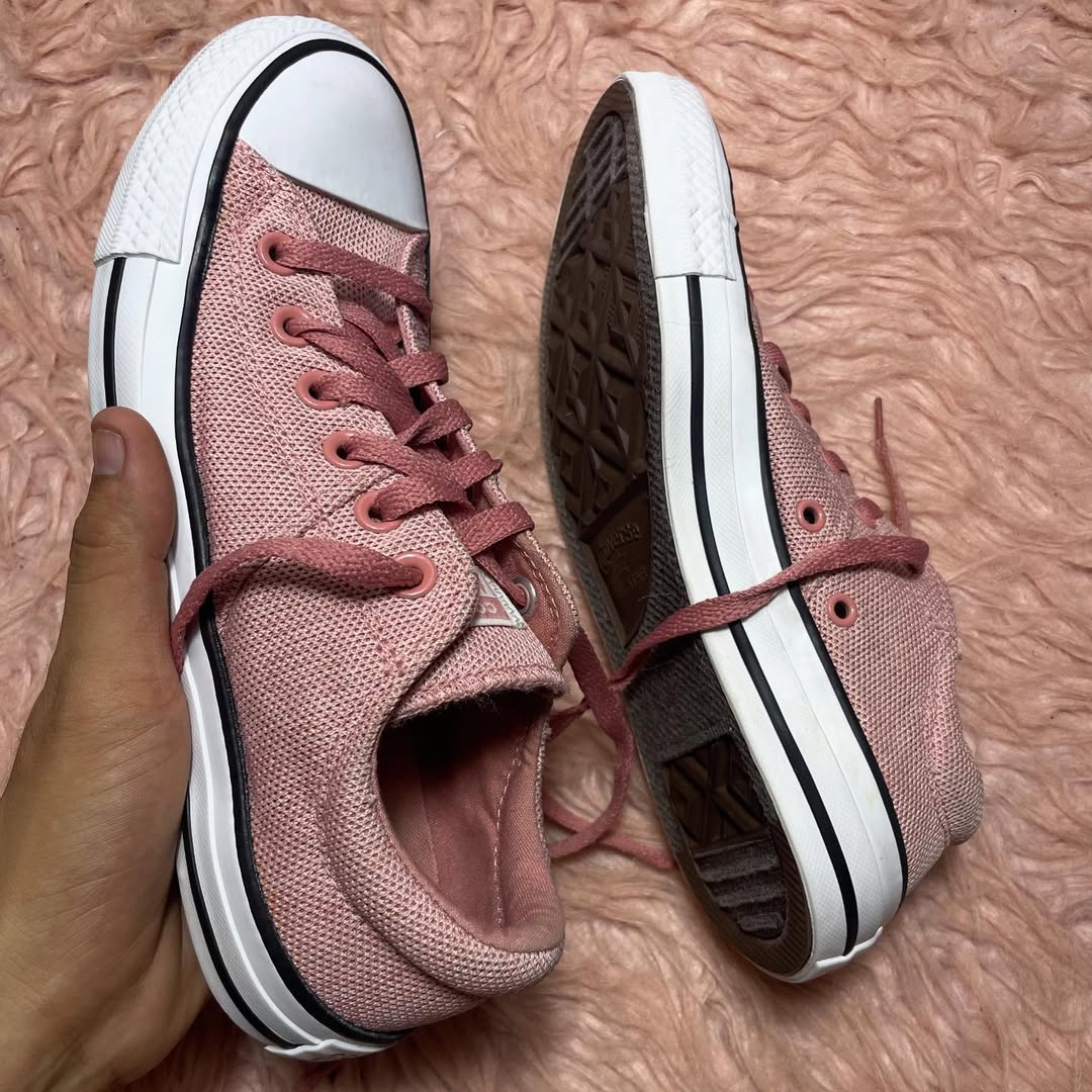 Pink Converse Low Top(Size 39 / 8)