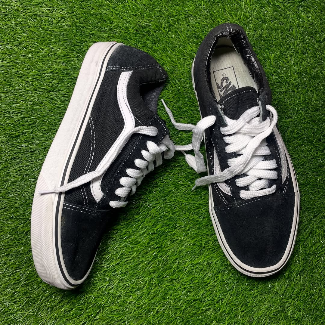 Black Vans Low Top (40 / 8.5)